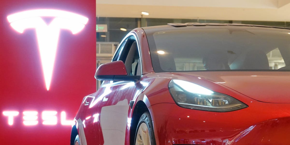 Un propriétaire de Tesla dit qu’il gagne jusqu’à 800 $ par mois en exploitant une crypto-monnaie avec sa voiture.  Il dit que cela en vaut la peine, même si cela pourrait annuler sa garantie.