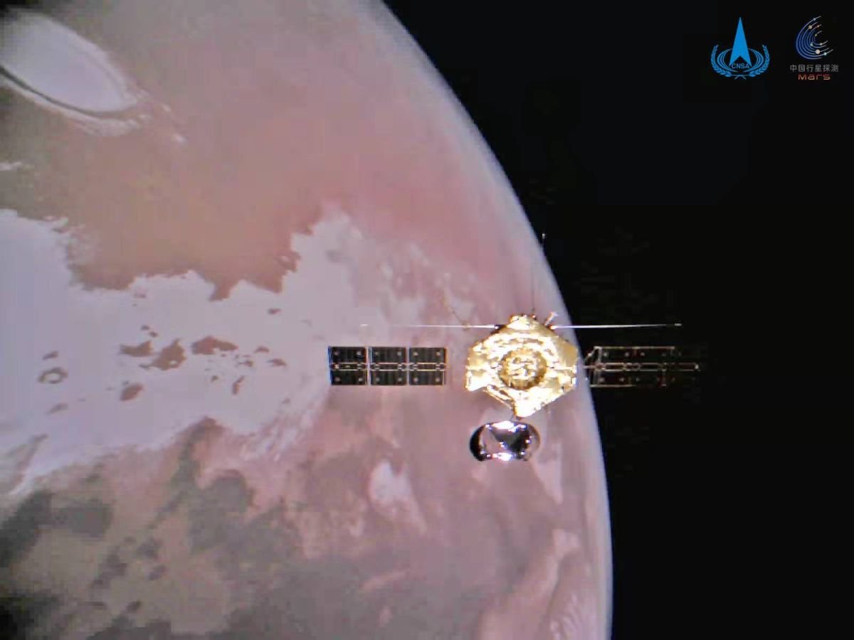 China’s Mars orbiter snaps amazing selfies above Red Planet