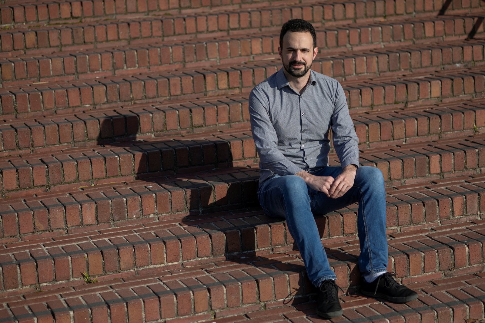 Bill Marczak pose pour un portrait sur le campus universitaire de Berkeley à Berkeley, Californie, États-Unis, le 26 janvier 2022. Photo prise le 26 janvier 2022. REUTERS/Carlos Barria
