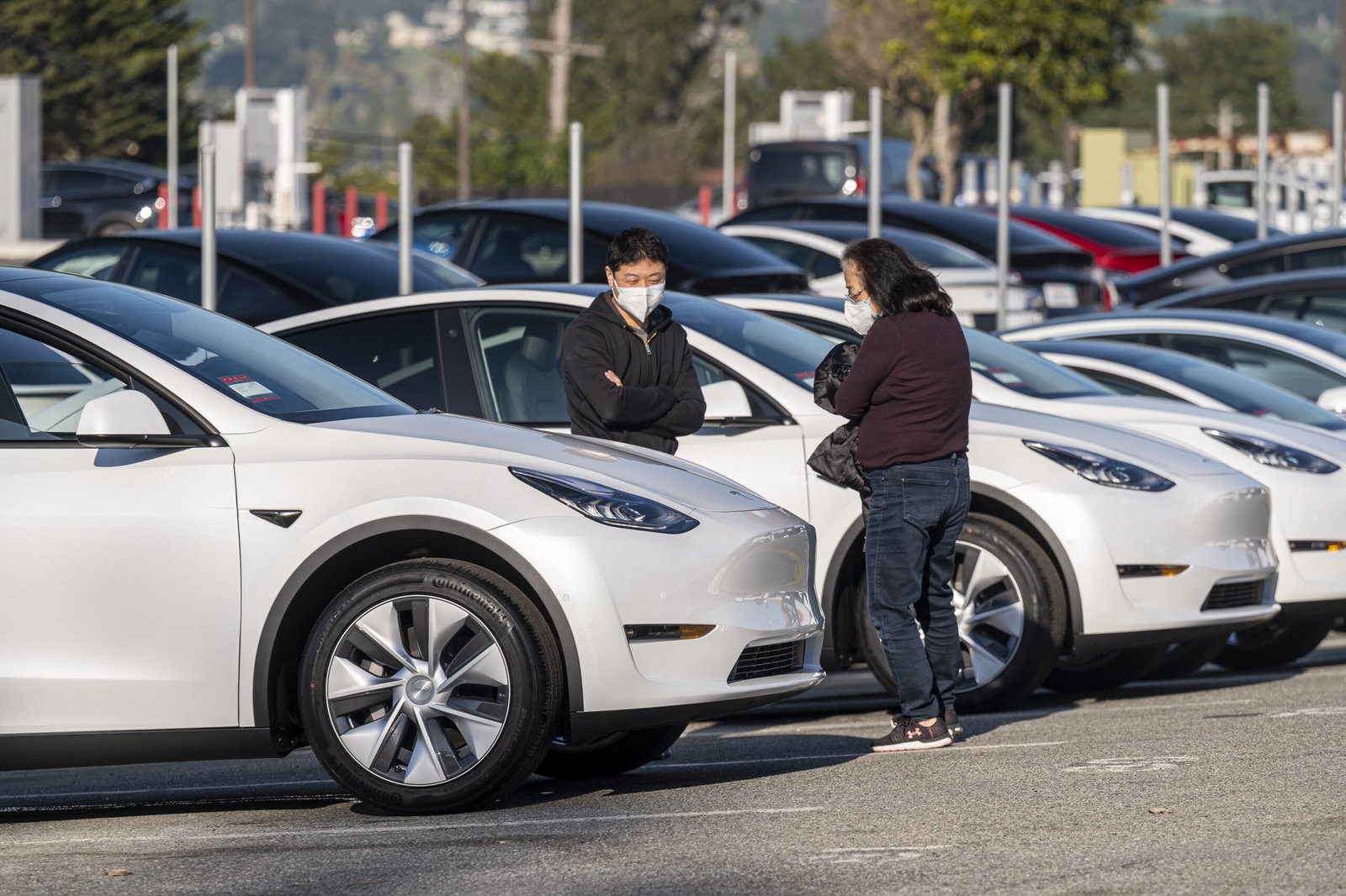 Tesla va rappeler le logiciel FSD Beta qui permet aux conducteurs de rouler lentement devant les panneaux d’arrêt