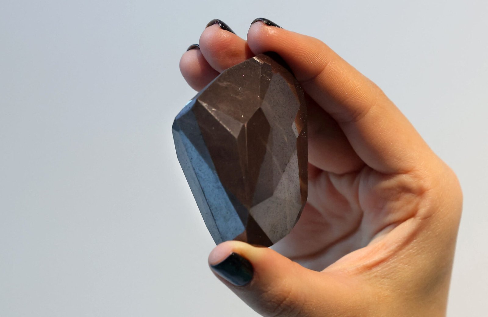 Un diamant noir vieux d’un milliard d’années acheté avec une crypto-monnaie pour 4,3 millions de dollars
