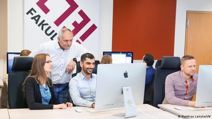 Volkswagen forme des développeurs de logiciels dans son école de codage interne, la Faculté 73, à Wolfsburg Volkswagen forme des développeurs de logiciels dans son école de codage interne, la Faculté 73, à Wolfsburg