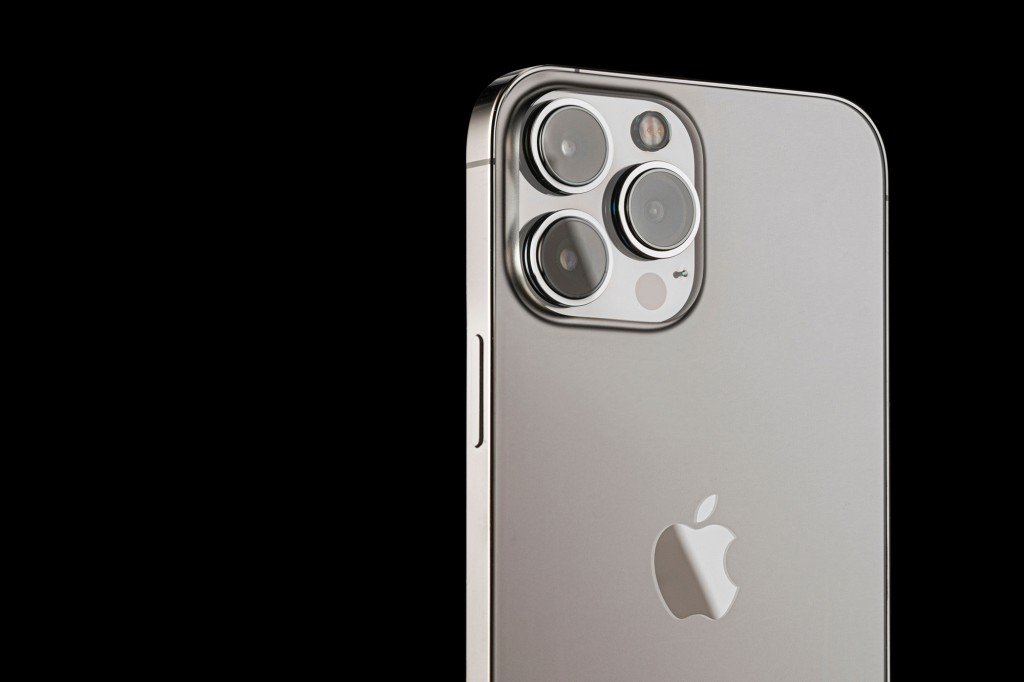 iPhone 13 pro max sur fond noir.  trois caméras de téléphone en gros plan, logo apple.  russie, krasnoïarsk 13 octobre 2021.