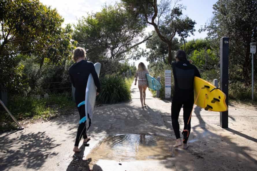Sarah Doyle a posté une annonce sur Gumtree à la recherche de personnes avec qui surfer. Sam Brooks et Rodney Raice ont répondu et maintenant ils surfent tous régulièrement ensemble. Tourné à Maroubra Beach, Sydney, NSW, Australie.