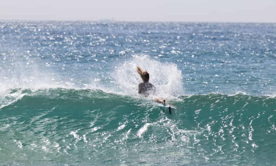 Sarah Doyle, attrapant une vague.