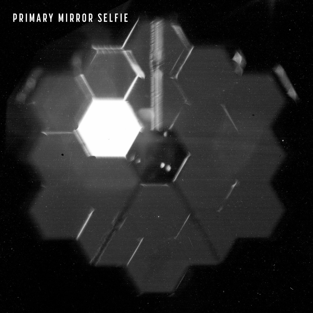 Le premier regard du télescope spatial James Webb sur l'espace extra-atmosphérique est un kaléidoscope de lumière stellaire faible 2 Une image du James Web Telescope dans l'espace. Le télescope a pris ce selfie en utilisant sa caméra à bord. Ses miroirs en forme d'hexagone sont visibles sur l'image. L'un des miroirs brille plus fort que les autres.