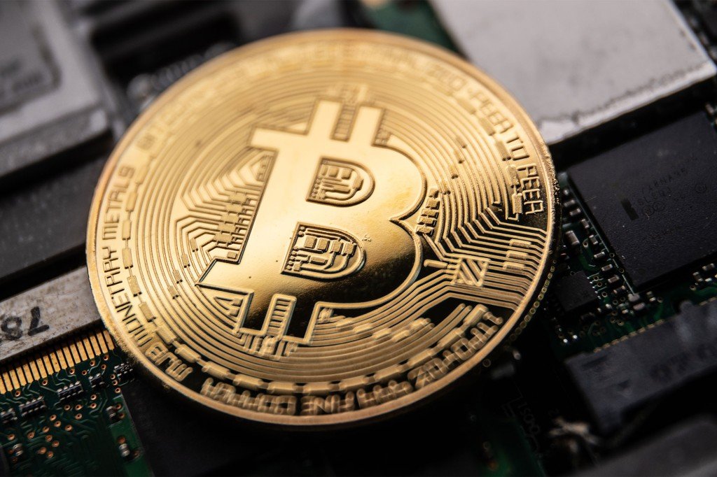 Adams a converti ses deux premiers chèques de paie du maire en Bitcoin.