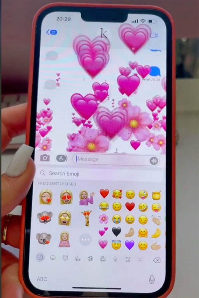 Coeurs, fleurs sur l'écran de l'iPhone.