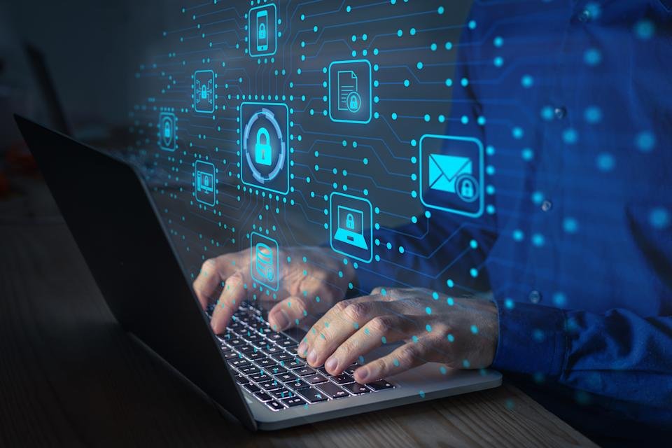 Ingénieur informatique en cybersécurité travaillant sur la protection du réseau contre les cyberattaques des pirates sur Internet. Accès sécurisé pour la confidentialité en ligne et la protection des données personnelles. Mains tapant sur le clavier et le PCB