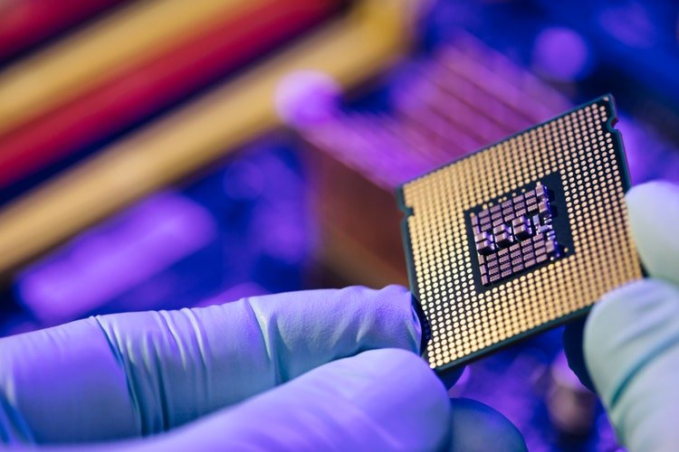 Action AMD : le cloud computing l'amènera vers de nouveaux sommets (NASDAQ : AMD) 1 Ingénieur de support informatique installant le processeur. Microprocesseur avec noyau en silicium clairement visible et puce de cache. Installation du processeur de l'ordinateur dans le socket