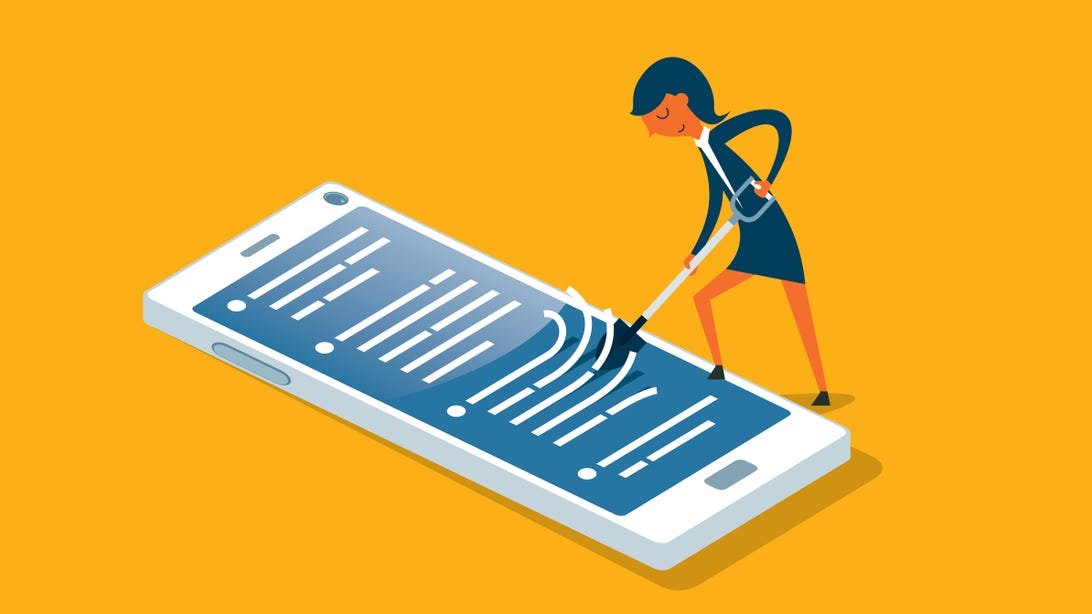 Vos données privées sont partout sur Internet. Voici ce que vous pouvez faire à ce sujet 1 femme nettoyant des données sur internet