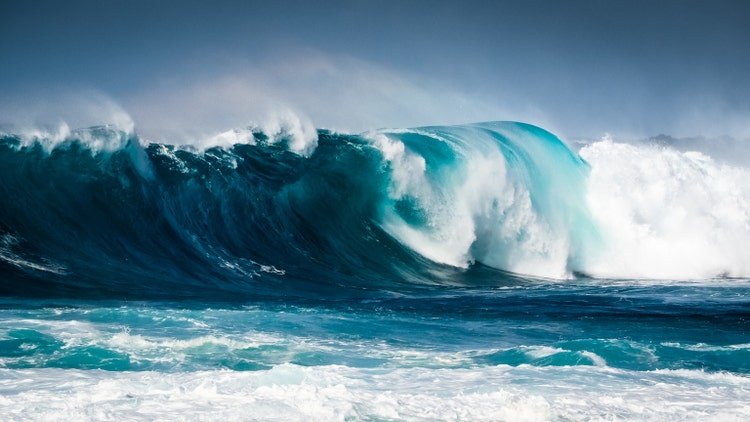 Vagues se brisant sur la côte de Lanzarote, La Santa.  les îles Canaries