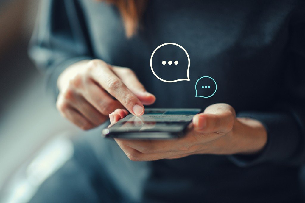 Main de femme tapant sur un smartphone mobile, Chat en direct Chat sur l'application Communication Web numérique et concept de réseau social. Travail à domicile.