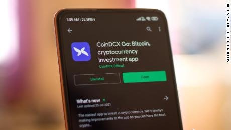 L'application CoinDCX est visible sur un écran de téléphone au Bengale occidental, en Inde, en août 2021.