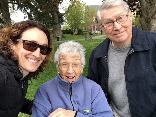 Amy Craig, à gauche, avec ses parents Barbara et Jack Craig, de Milton. Amy, ergothérapeute, utilise avec eux de nouveaux casques de réalité virtuelle.