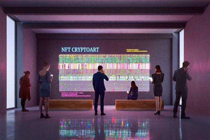 Plusieurs personnes se tiennent dans une galerie d'art NFT.