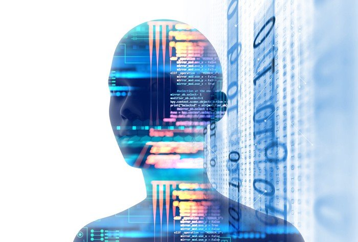 Un visage numérique apparaissant parmi le code informatique et un arrière-plan numérique.