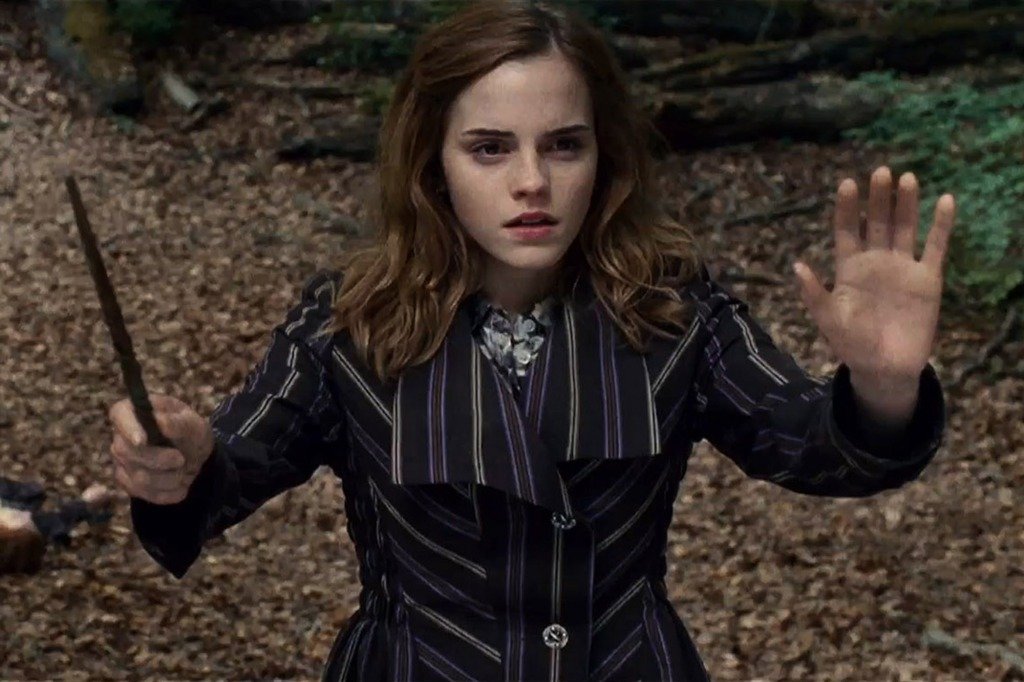 Hermione Granger tient sa baguette.