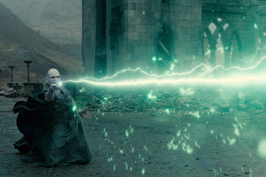Voldemort utilise un sort dans une bataille à Poudlard.