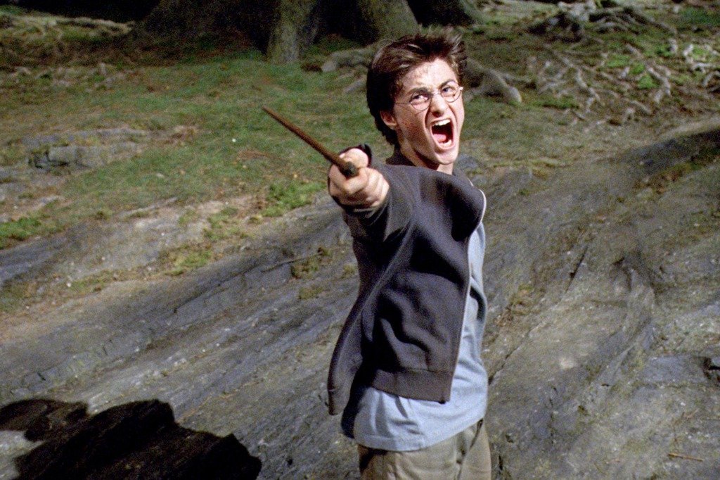 Harry Potter hurle en jetant un sort.