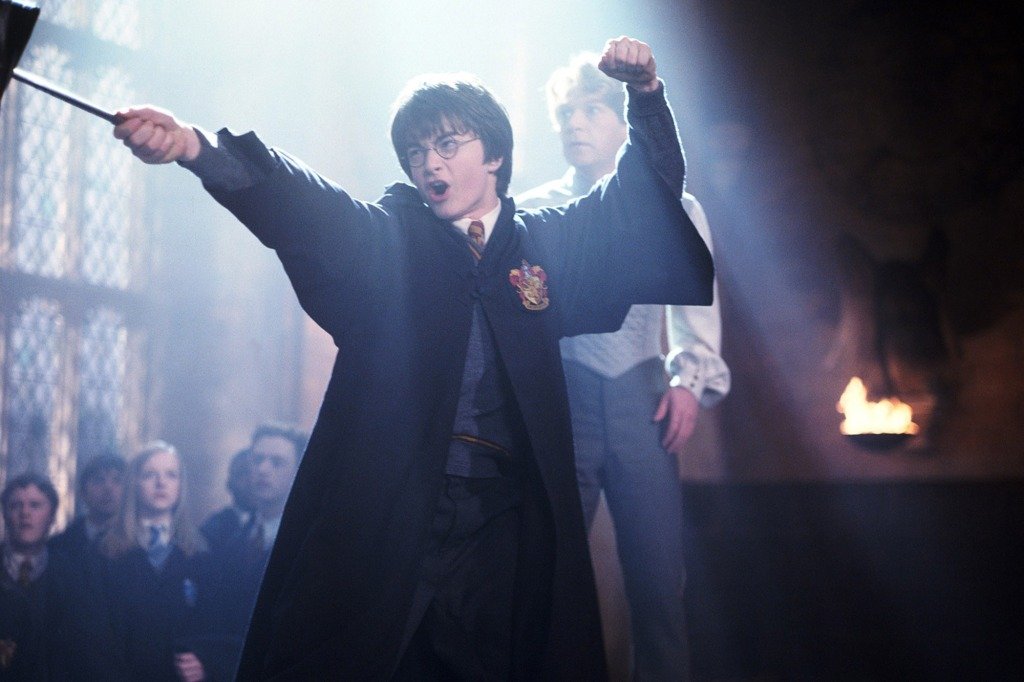 Harry Potter porte son uniforme de Poudlard.
