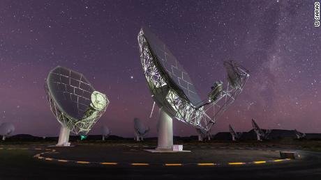 Les paraboles du radiotélescope MeerKAT peuvent être vues sous un ciel rempli d'étoiles à Karoo, en Afrique du Sud. 