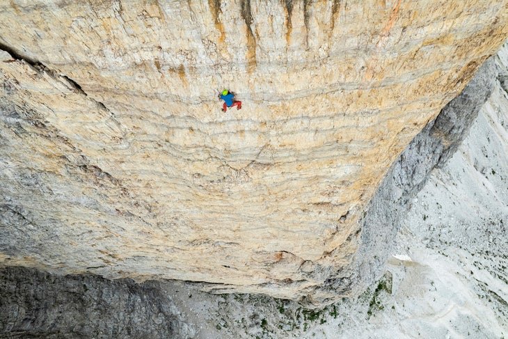 Is Watching Alex Honnold Solo in VR as Uncomfortable as it Sounds? 1 Alex Honnold soloing the Yellow Wall on the Cima Piccola, Dolomites