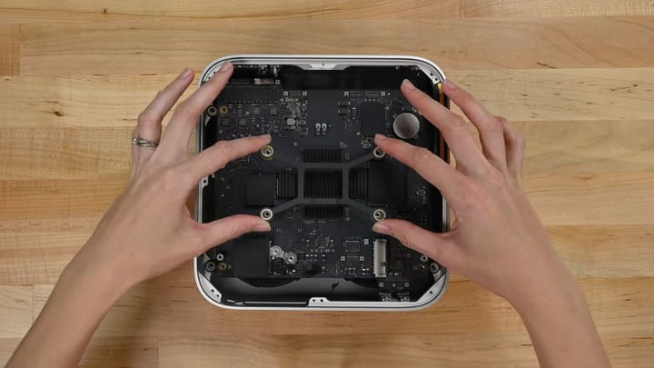 Le démontage d'iFixits Mac Studio met en lumière le mystère du stockage | Tendances numériques 1 Un ingénieur iFixit démonte le Mac Studio d'Apple en retirant un support de dissipateur thermique.