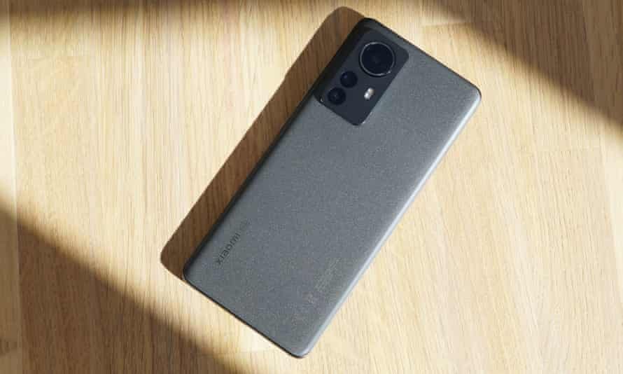 L'arrière du Xiaomi 12 Pro scintille au soleil.