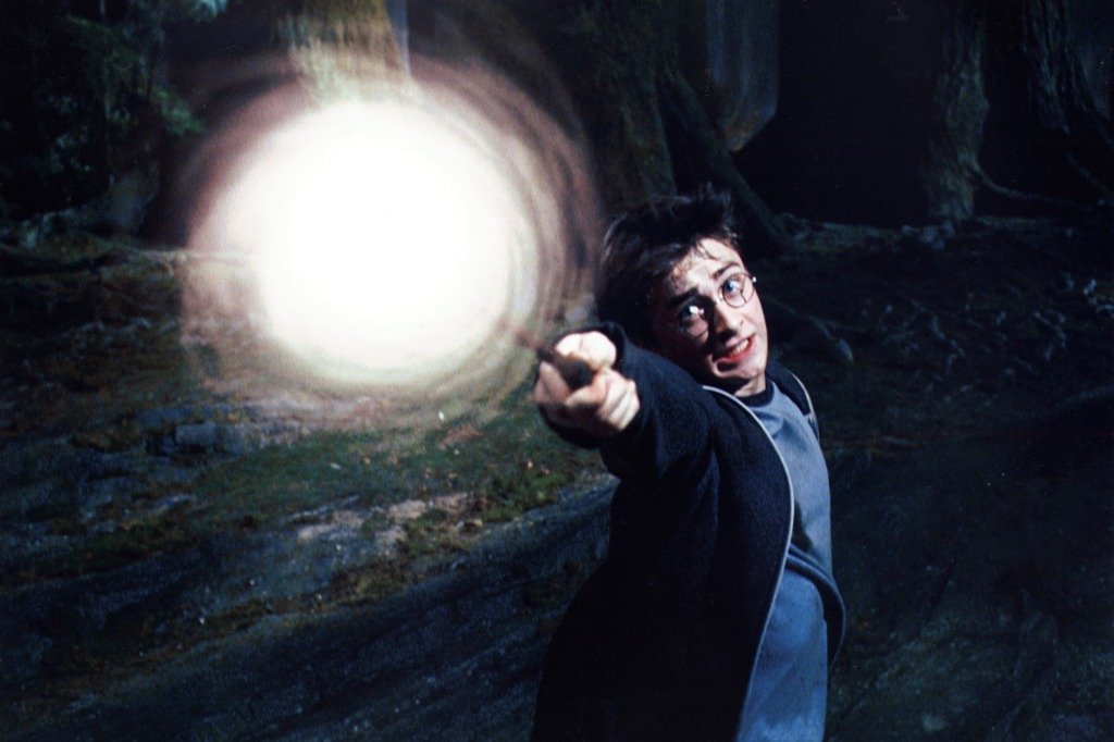 Une lumière vive est expulsée de la baguette de Harry Potter.