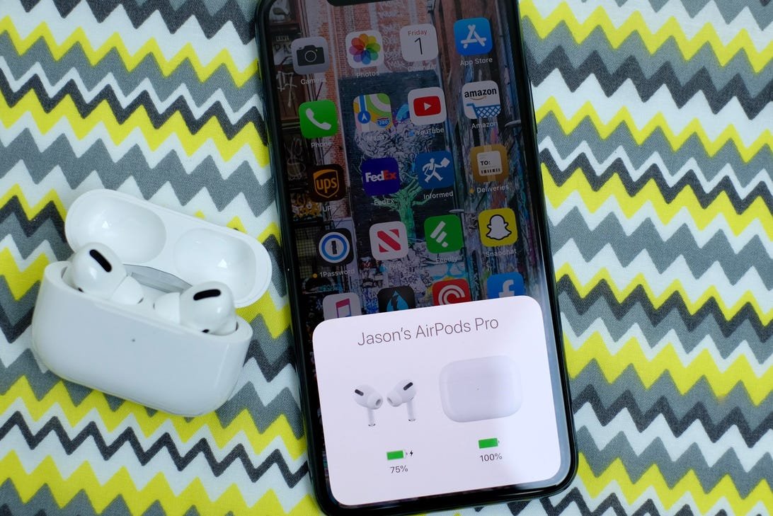 10 astuces AirPods Pro dont vous devriez profiter chaque jour 1 Les AirPods Pro à côté d'un iPhone qui indique la charge de la batterie du casque