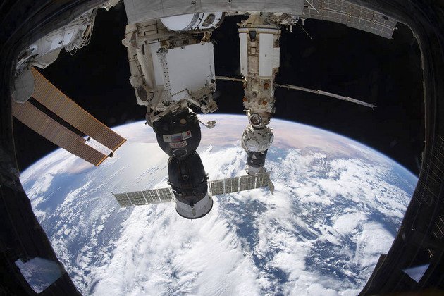 La Station spatiale internationale orbite au-dessus de la Terre.