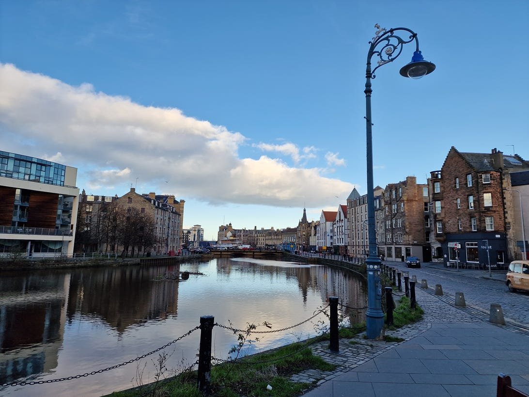iPhone 13 Pro, Pixel 6 Pro and Galaxy S22 Ultra: Which Camera Is Best? 2 lamppost-s22-ultra