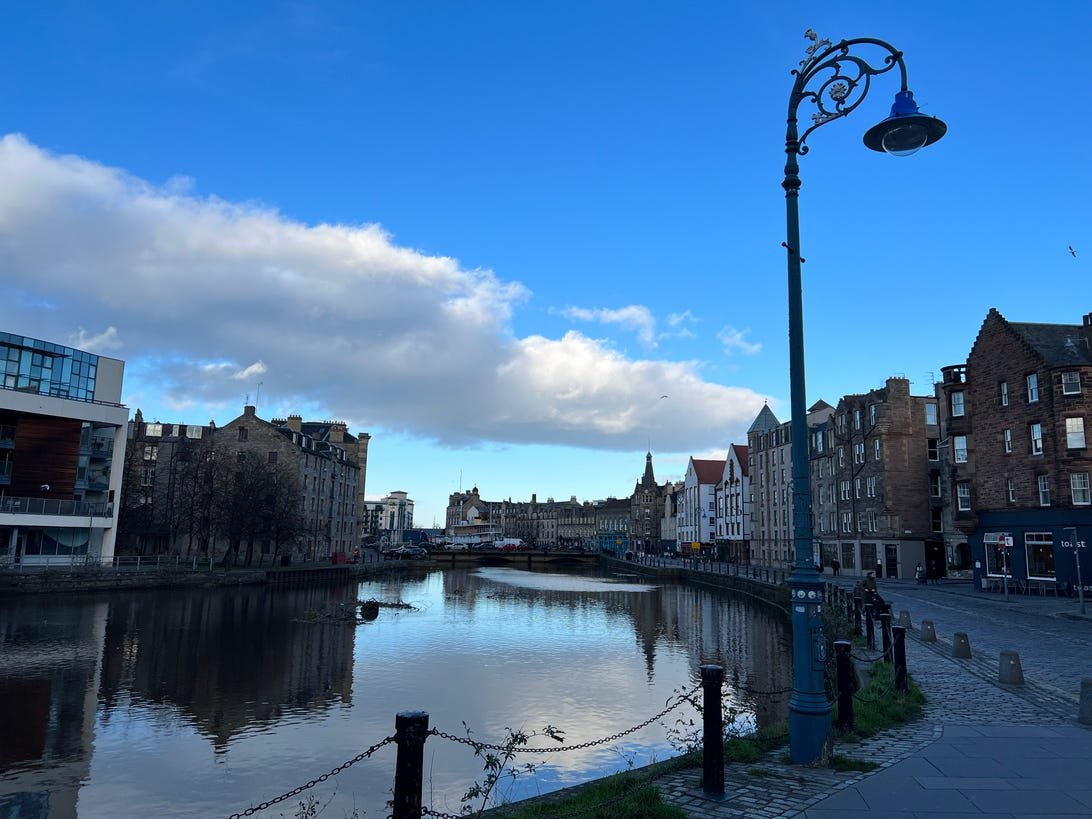iPhone 13 Pro, Pixel 6 Pro and Galaxy S22 Ultra: Which Camera Is Best? 3 lamppost-iphone-13-pro