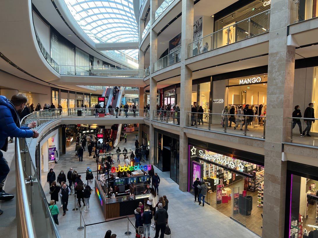iPhone 13 Pro, Pixel 6 Pro and Galaxy S22 Ultra: Which Camera Is Best? 6 shopping-normal-iphone-13-pro