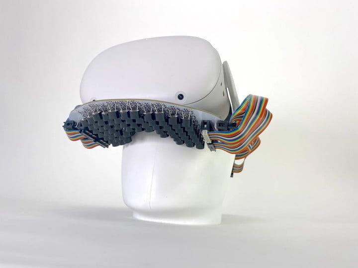 Casque VR avec dispositif haptique buccal.