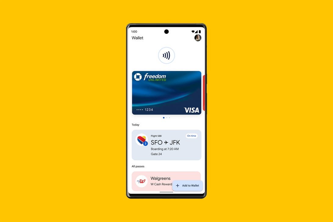 Android 13 : chaque nouvelle fonctionnalité révélée à Google I/O 2 Google Wallet affichant une carte de crédit numérique et une carte d'embarquement