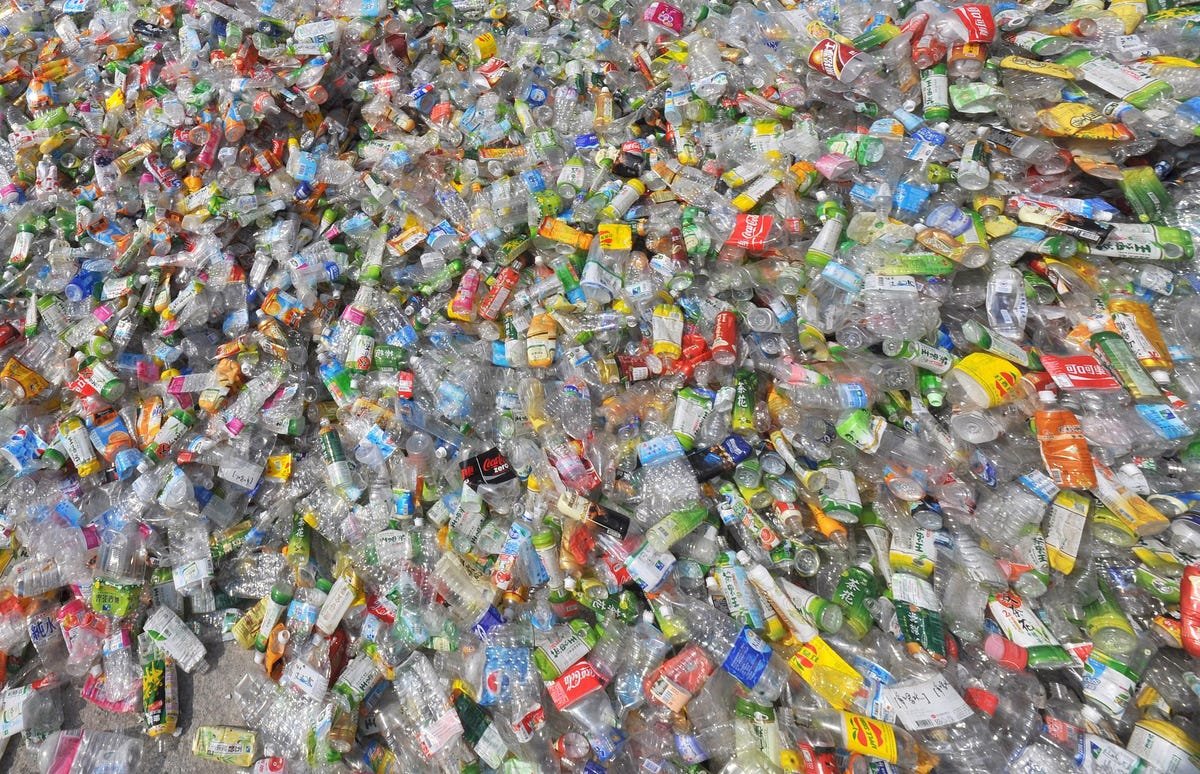 Cette enzyme conçue par l’IA peut dévorer les déchets plastiques en quelques heures : vidéo