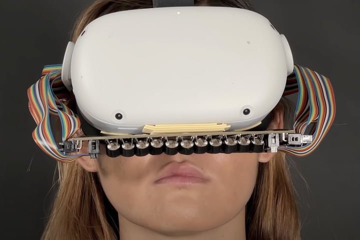 Des chercheurs développent un casque VR avec bouche haptique | Tendances numériques 1 Casque VR sur femme avec capteur buccal.