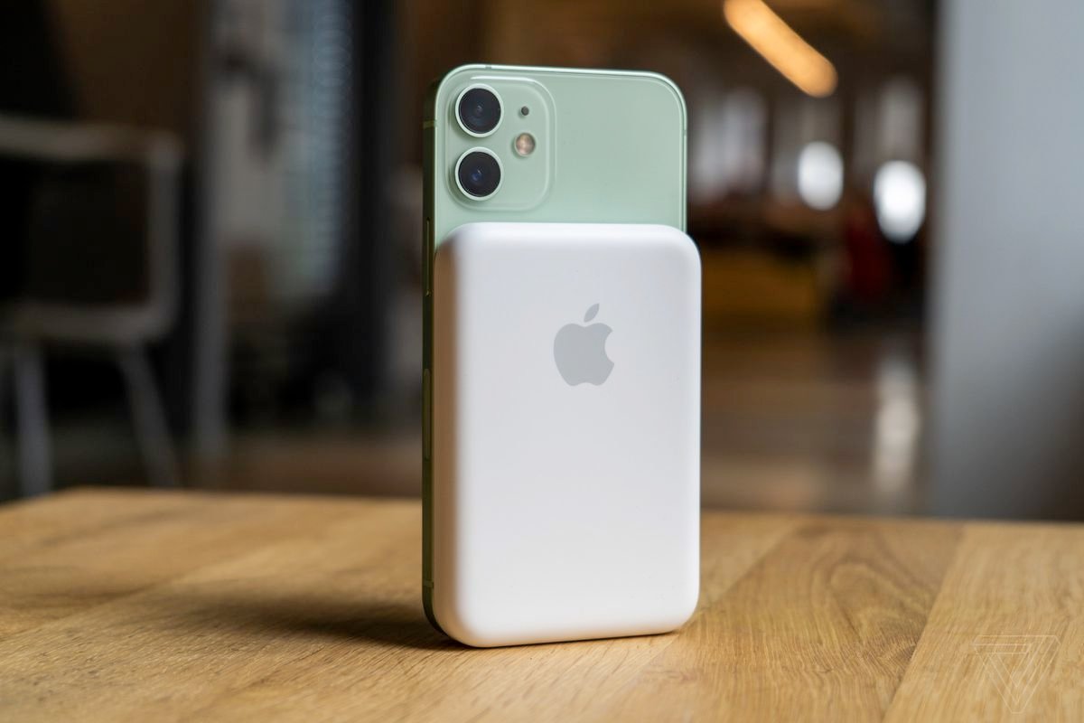 La batterie Apple MagSafe sur un iPhone 12 Mini