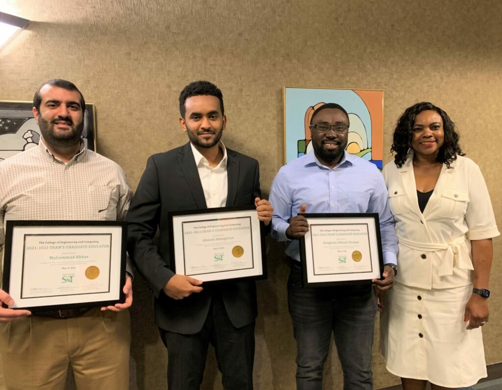 Photo des trois lauréats des prix du doyen pour les éducateurs diplômés, ainsi que du doyen associé aux affaires académiques.