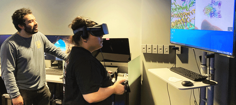 Un professeur de chimie utilise la réalité virtuelle pour donner aux étudiants de l’UTSA un regard unique sur les protéines