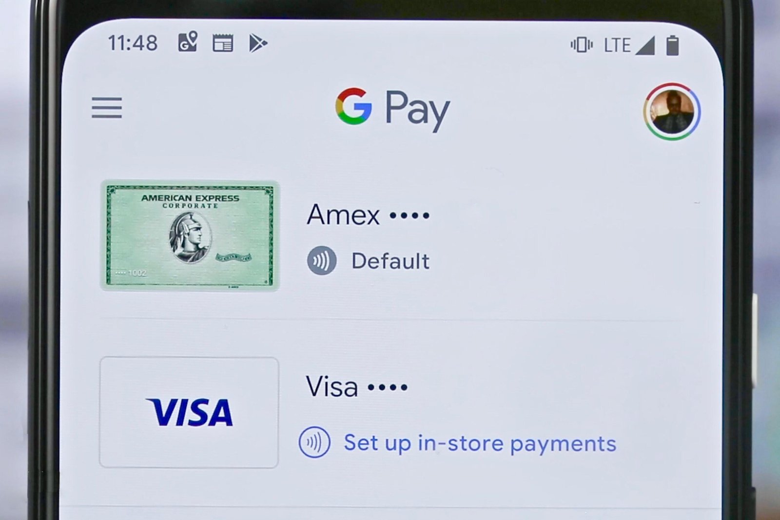 Voici tout ce que vous devez savoir sur l'utilisation de Google Pay et tous ses avantages 1 L'écran de la carte Google Pay affichant différentes options de carte pour les paiements