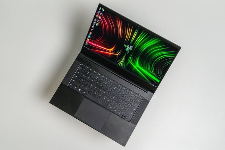 Vous pouvez maintenant acheter le nouveau Razer Blade 14 avec Ryzen 6000 | Tendances numériques 1 Une vue plongeante du Razer Blade 14.