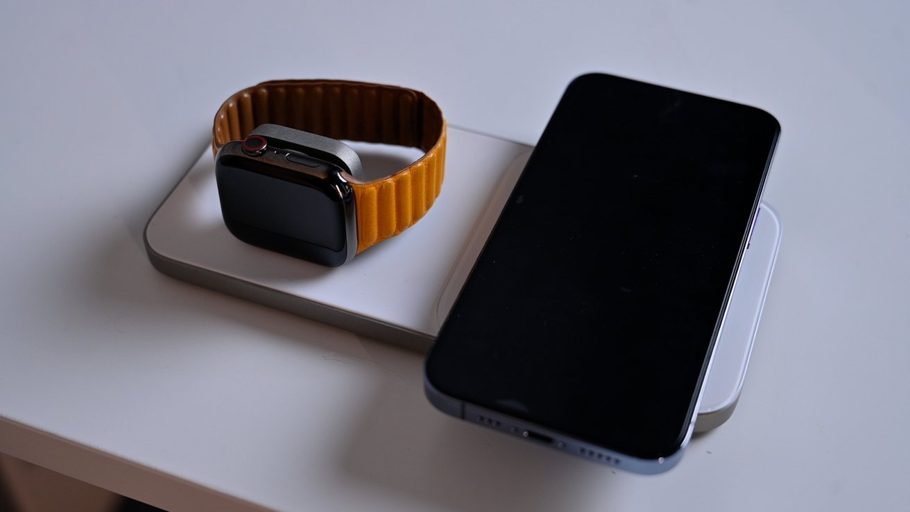 Meilleurs accessoires MagSafe pour iPhone 12 et iPhone 13 en 2022 | AppleInsider 2 Nomad Base One Max avec iPhone et Apple Watch