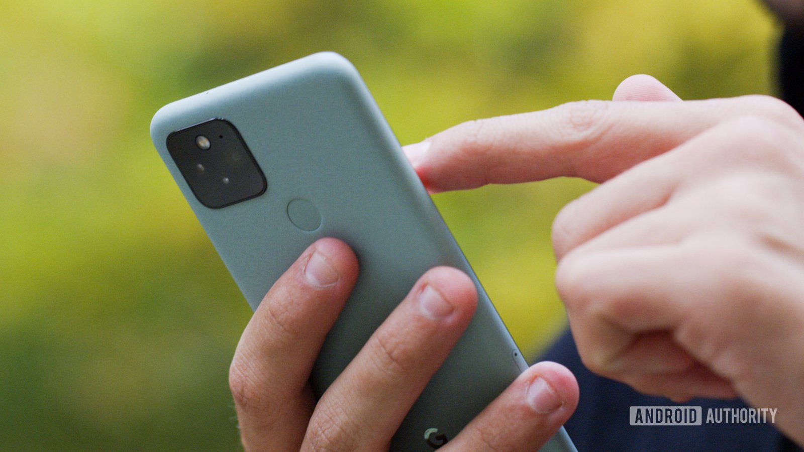 Google Pixel 5 utilisant le téléphone à l'arrière 2 Google Pixel 5 utilisant le téléphone à l'arrière 2