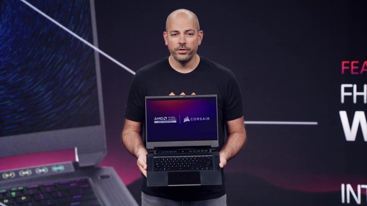 Frank Azor d'AMD présentant l'ordinateur portable Corsair Voyager.