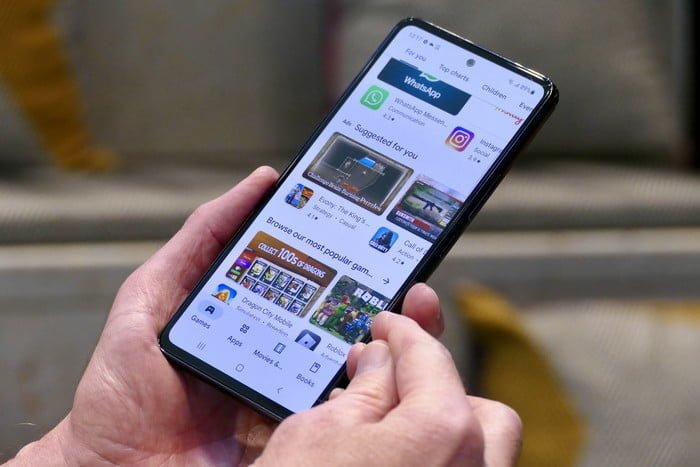 Désolé Murena, un téléphone Android réussi a besoin de Google | Tendances numériques 2 Samsung Galaxy A53 5G face à la main.