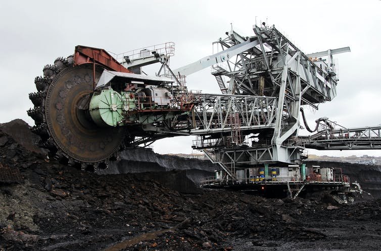 Une grande excavatrice à godets utilisée dans une mine de charbon.