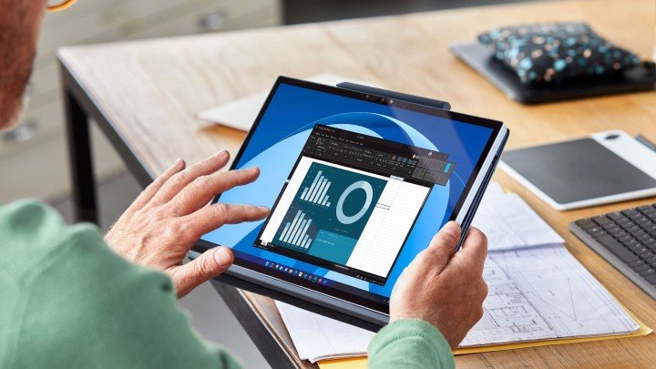 Quelqu'un utilisant l'écran tactile du XPS 13 2-en-1.